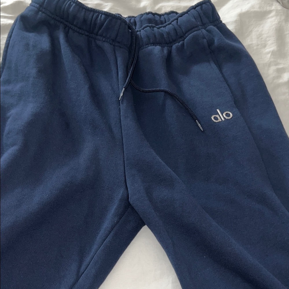 ALO Yoga Accolade Sweatpant in Navy